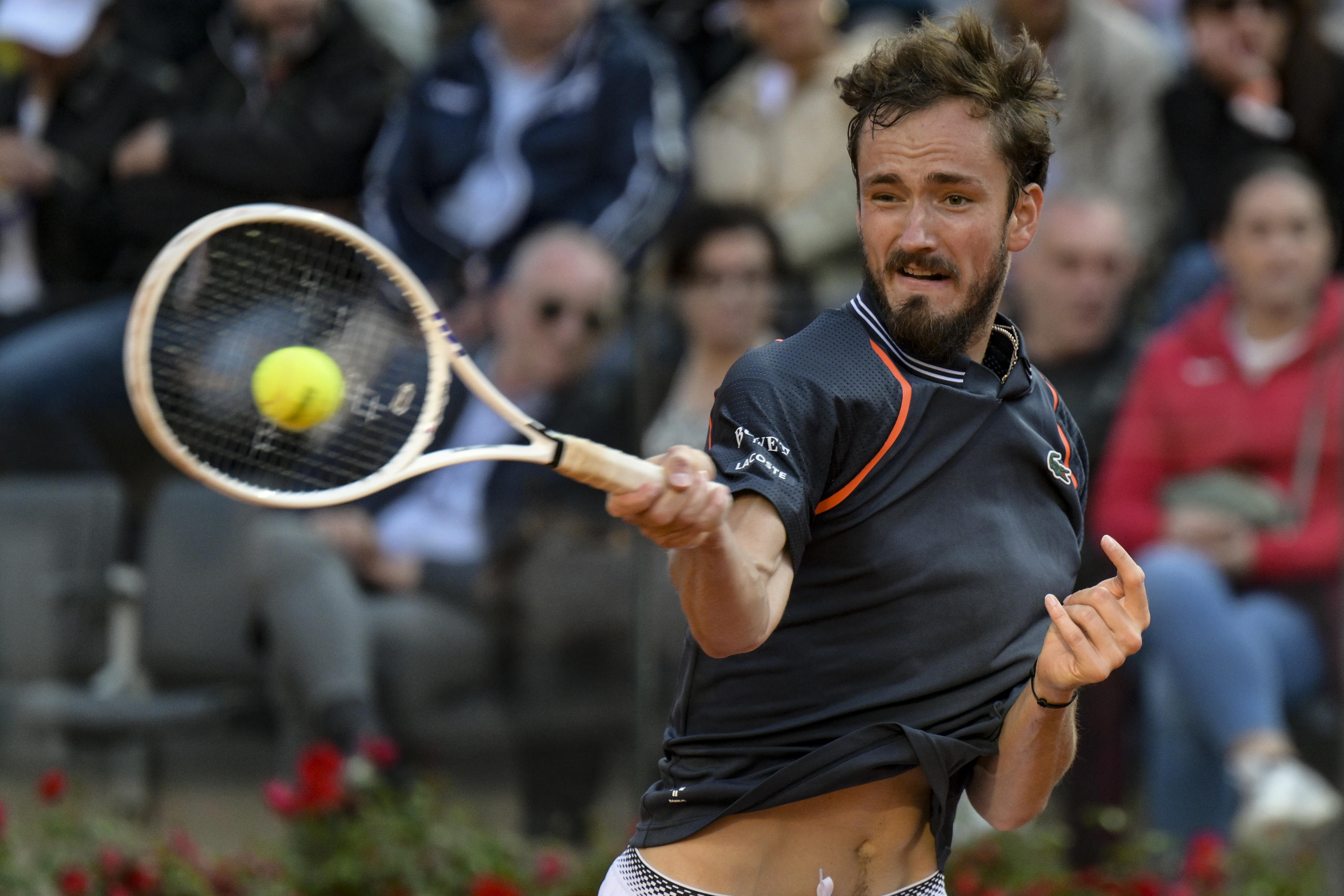 开云体育APP下载-西班牙网球队险胜德国网球队，梅德韦杰夫统治全场