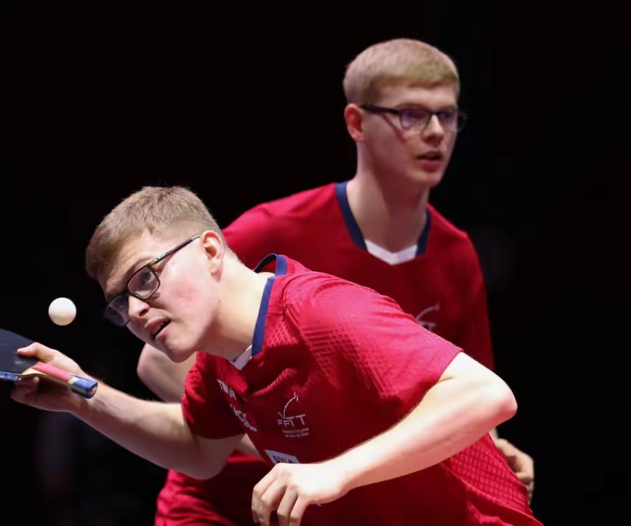 包含英国乒乓球队鏖战奥地利乒乓球队，波尔完成帽子戏法的词条