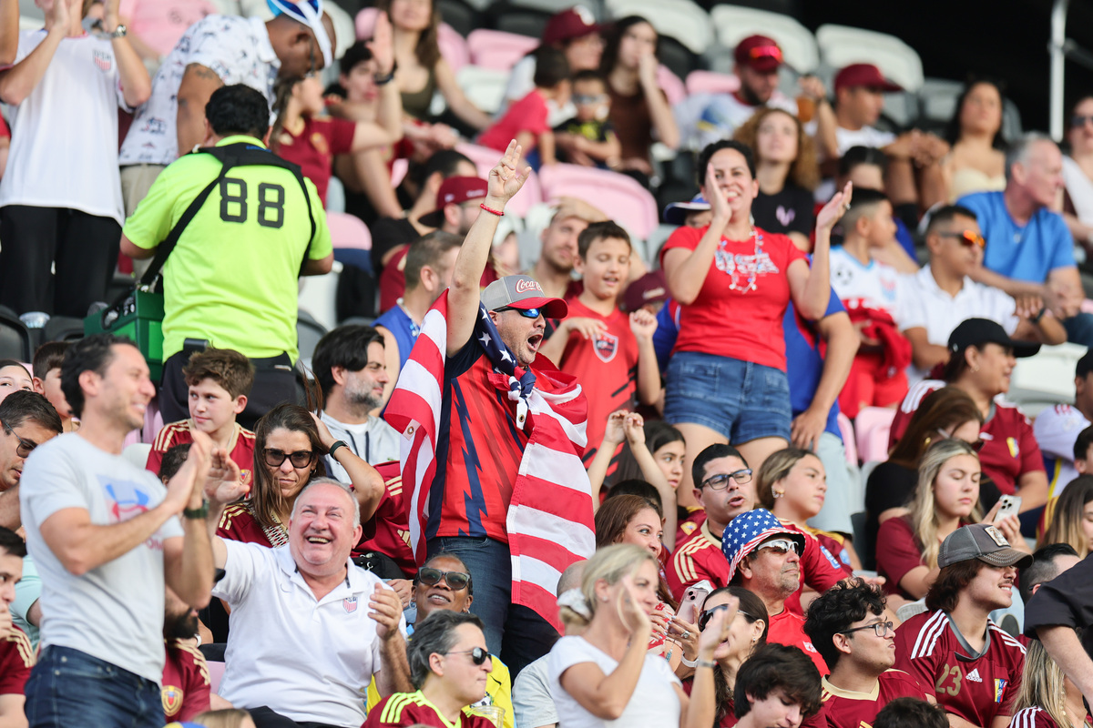 一场经典之战！足球点燃球迷热情