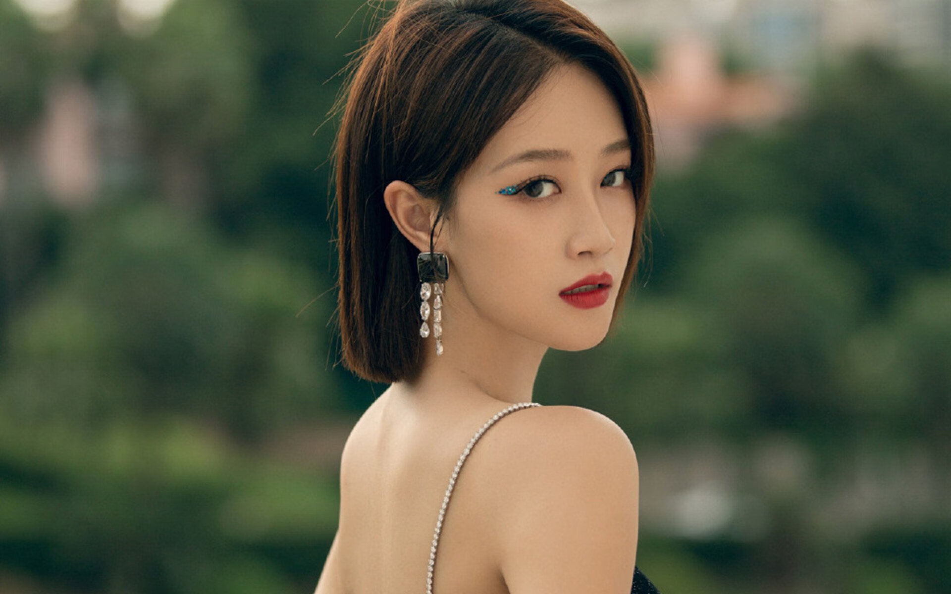 开云体育APP下载-轰炸天山！湖人打穿新疆，浓眉统治全场无悬念